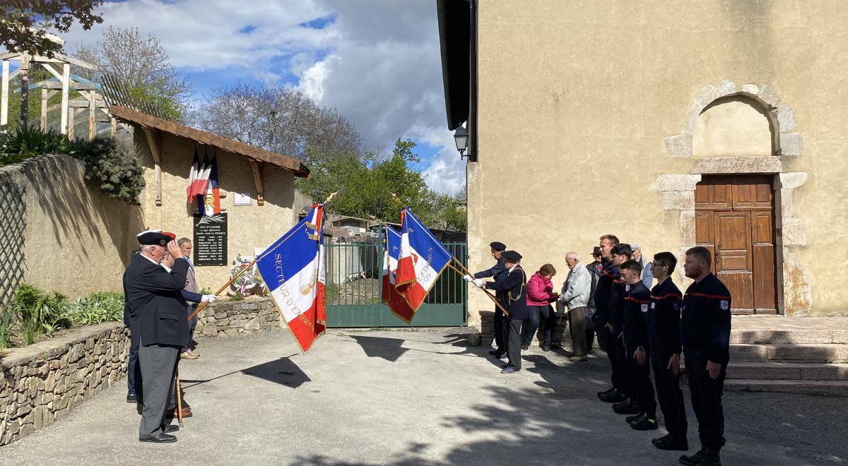 Porte drapeaux 8 mai 2024