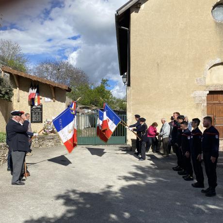 Porte drapeaux 8 mai 2024