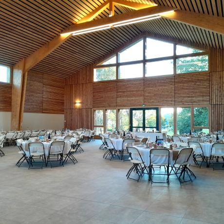 Salle polyvalente décorée