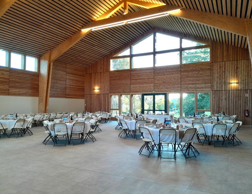 Salle polyvalente décorée